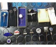 ANSTECKNADELN UND PLAKETEN