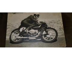 Schwarz -weiß Fotos von früheren Rennfahrer.