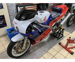 HONDA RC-30 .