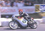 luigi_taveri_rc163_honda_werksrenner.jpg (36913 Byte)