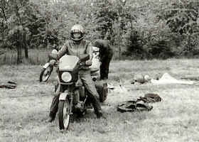 http://www.classic-motorrad.de/db/Dietmar-Jahnsch/Abfahrt vom Campigplatz Horice 1984 ETZ 250.jpg (116606 Byte)