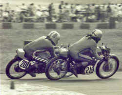 http://www.classic-motorrad.de/db/Gerstenmaier/Wulf-im-Duell-mit-Heinz-Pas.jpg (26468 Byte)