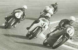 http://www.classic-motorrad.de/db/Hiller-Ernst/Kawa-500-71.jpg (27311 Byte)