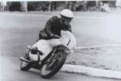 http://www.classic-motorrad.de/db/Hiller-Ernst/ernst-hiller-bmw.jpg (22068 Byte)