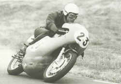 http://www.classic-motorrad.de/db/Hiller-Ernst/ernst-hiller-kawa.jpg (21733 Byte)