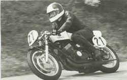 http://www.classic-motorrad.de/db/Hiller-R/R-Hiller-Yamaha-TR3-350.jpg (25883 Byte)