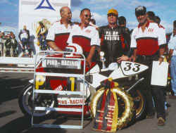 http://www.classic-motorrad.de/db/Hoffmann/Schleiz-1999-Team.jpg (32589 Byte)