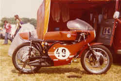 http://www.classic-motorrad.de/db/Scheibe/1974 TR2 in NL.jpg (52139 Byte)