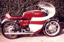 1969-yamaha-yds3-umbau.jpg (116613 Byte)