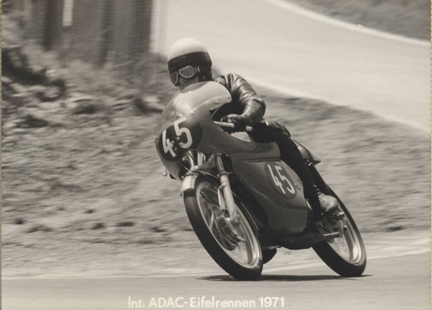 http://www.classic-motorrad.de/db/karl-heinz-sondergeld/bilder-db/1971-sondergeld-nuerburgring-maico-eifelrennen.jpg
(79766 Byte)