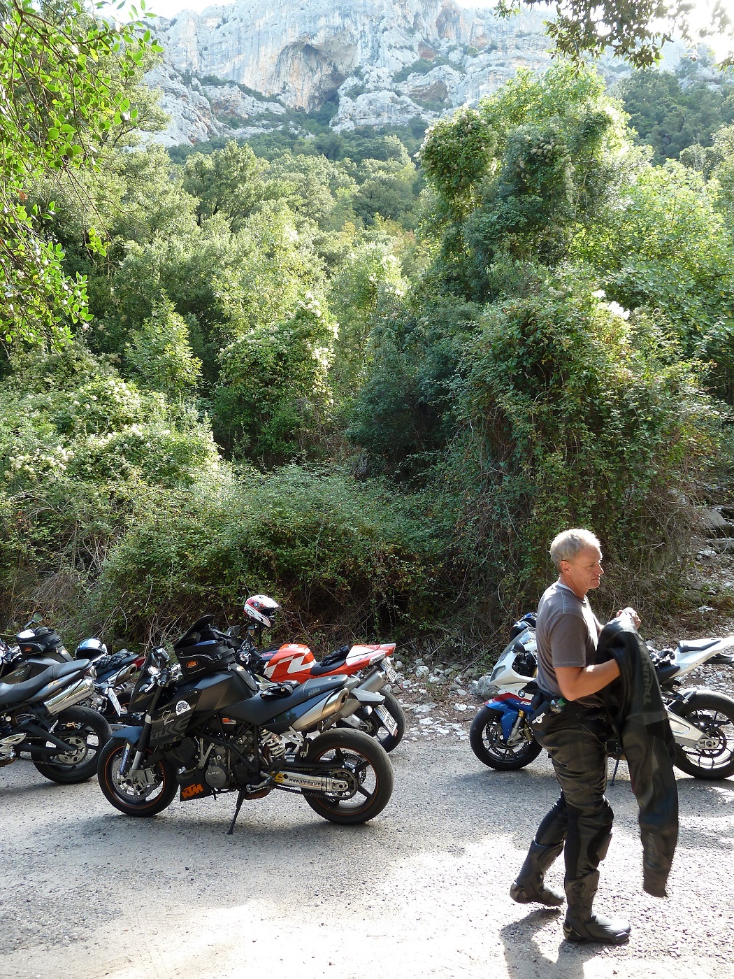 Pause in Sardinien...man beachte den VeRa Tankaufkleber auf meinem Bike.!!!!