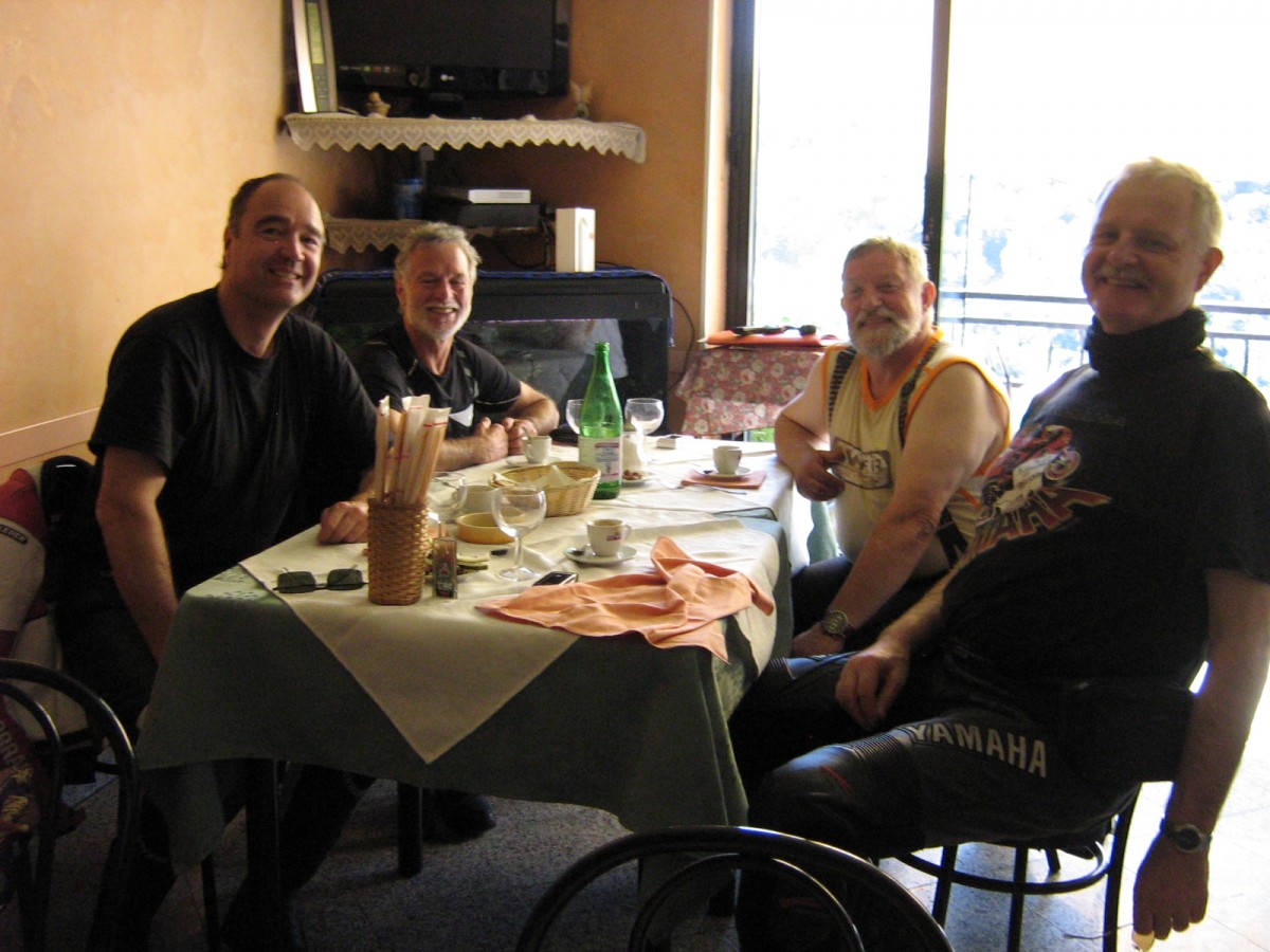 Die Sardinien Crew 2009 bei einer Mittagspause in Seui.....