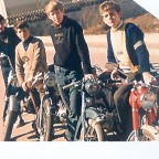1968 Motorrad- und Moped-Clique Winni mit Freunden