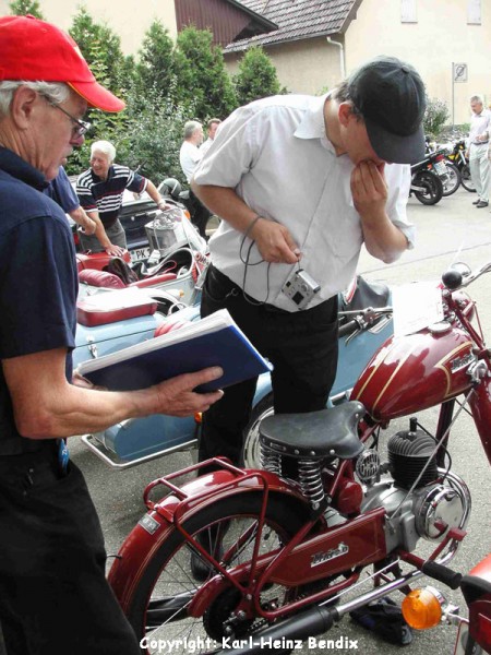 Ulrich Zipperlen aus Stutensee, einer der führenden deutschen MAICO-Kenner, grübelt angesichts einer 125er MAICO aus dem Jahr 1941 über die Details.
