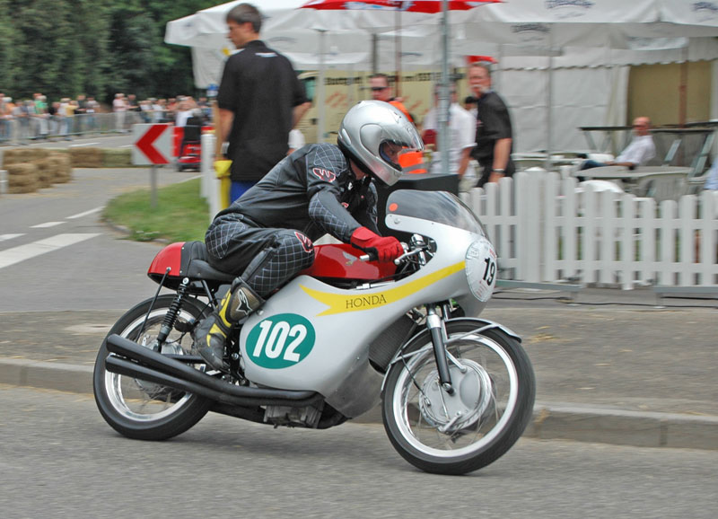 Jim Redman mit der Honda 250 Replika von Erich Brandl
