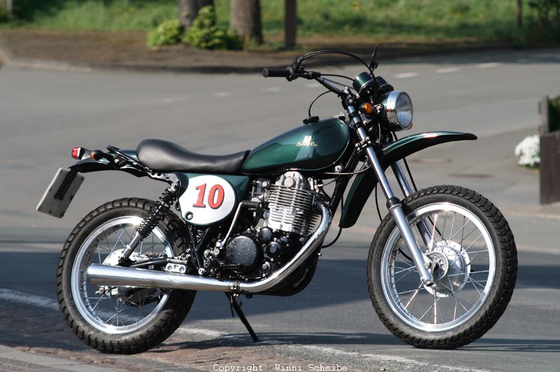 XT 500 Scrambler-Umbau (Nr.3, EZ 3.81)
Ein Geburtstagsgeschenk zum 50sten von Meinold Müller an seinen Bruder Nobert. Die "10" steht für Oktober.

