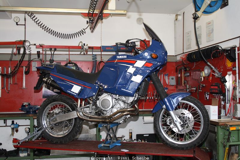 Umbau Cagiva Elefant 900 i.E
mit Yamaha TRX Motor. Rahmenunterzüge, Motorhalterungen, Doppelrohranlage Eigenbau, Shark Schalldämpfer. Gebaut für "Förster" Werner Warning.
