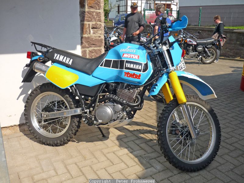 XT 600 Z Tenere, EZ 83, Typ 34L,
Die erste Tenere im Yamaha-Programm. Noch als Einsitzer in einer blauen, für Deutschland sehr seltenen Farbgestaltung. Das Fahrzeug wurde für 400 DM von einer spanischen Motorradvermietung gekauft und aufwändig restauriert. Der Motor ist fast neu und stammt von einem der letzten XT 600 E Modelle.
