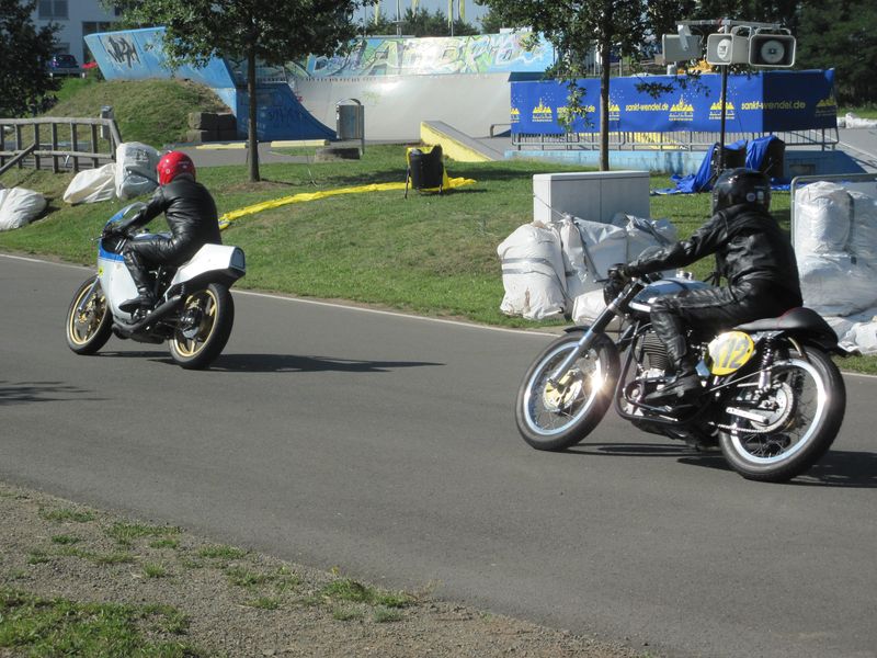 Suzuki 2 Takt gegen Norton 4 Takt
Foto: JFoto: Jochen Bangert
