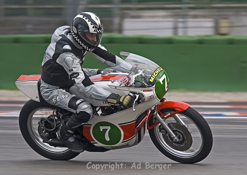 Jürgen Wolz mit seiner Ex-Dieter Braun Yamaha TZ250
