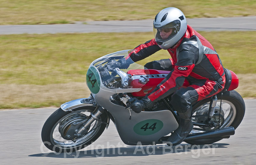 Odenwaldring Klassik - Walldürn 2011
Hans-P.Elkmann, Honda RC 163 Replica
