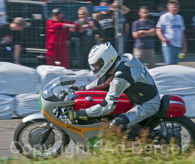 Odenwaldring Klassik - Walldürn 2011
Jürgen Wolz, Honda RC 163 Replica
