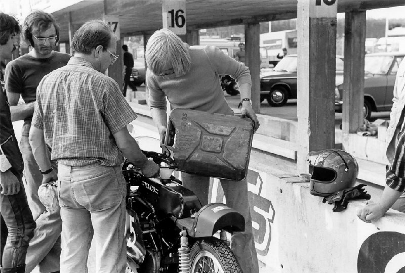 1975 Hockenheim
Boxen in Hockenheim, Ludwig Braun testete meine Maico. Links Braun, dann Manfred Woll, Walter Nieser und Peter F.

