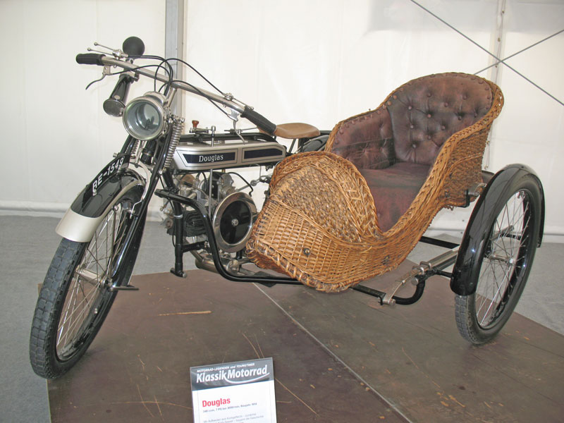 Douglas, 348 ccm, 7 PS bei 3000/min, Bj 1914
Mit Aufbauten aus Korbgeflecht begann die Geschichte der Motorräder mit Seitenwagen
