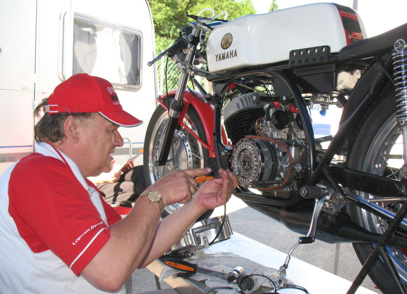 Ferry Brouwer, Kupplungswechsel an der Yamaha von Lothar John
