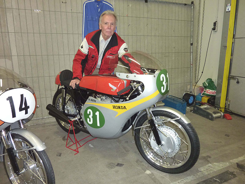 Harry Mieth mit seiner Honda RC163 (keine Replika!)
