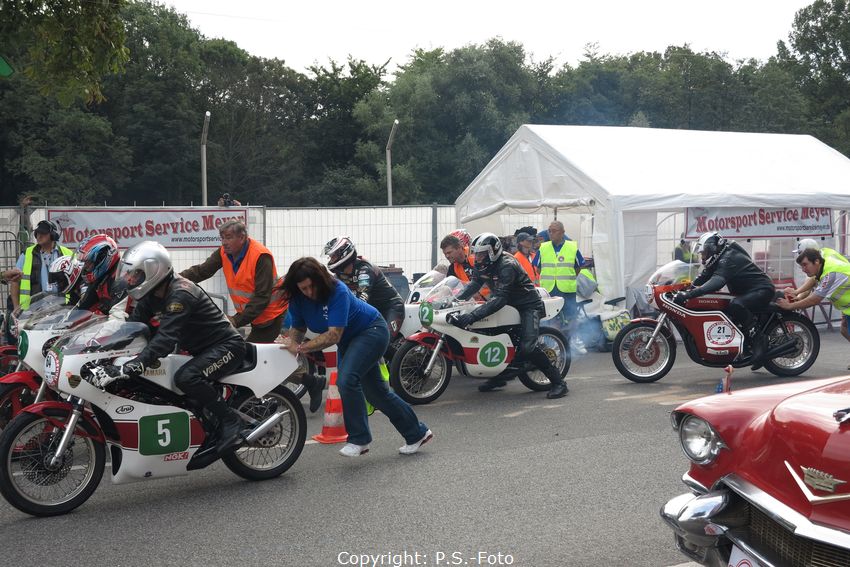 Hamburger Stadtpark Revival 2013
Startnummer 5, Jim Redman mit einer Yamaha TZ!
