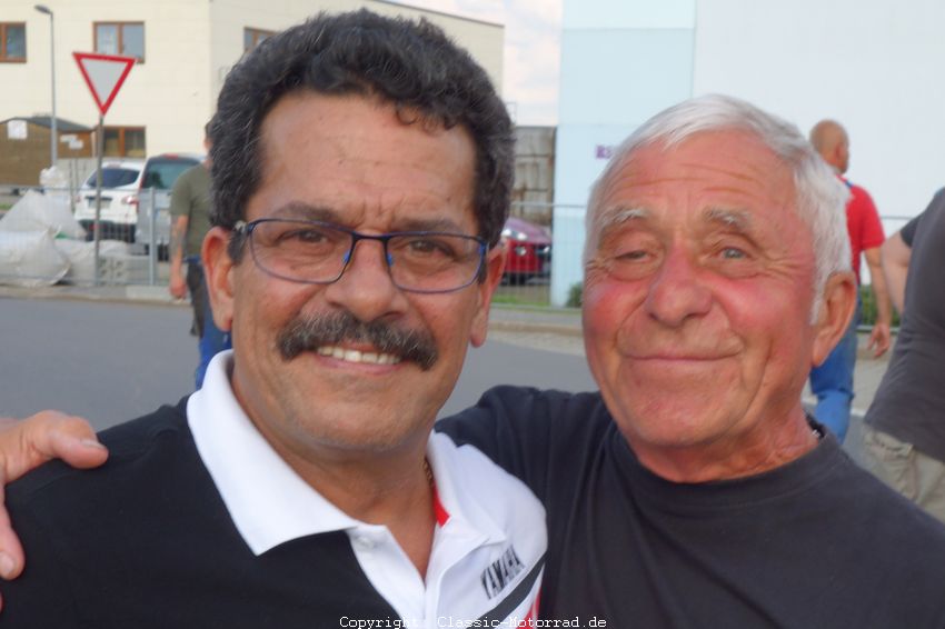 20. Zschorlauer Dreieckrennen 2016
Carlos Lavado, Weltmeister 1983 und 1986 in der 250-cm³-Klasse auf Yamaha  + „Mr. MZ“  Heinz Rosner
