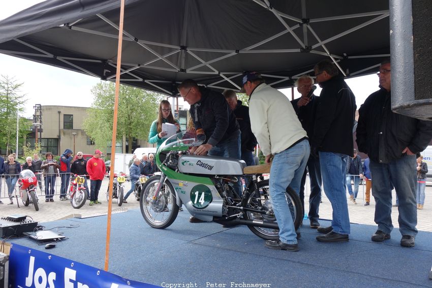 Stichting Historische Motorrace Tubbergen 2016
"Historische Motorkeuring" - Fahtzeugabnahme und Interviews auf dem Marktplatz
