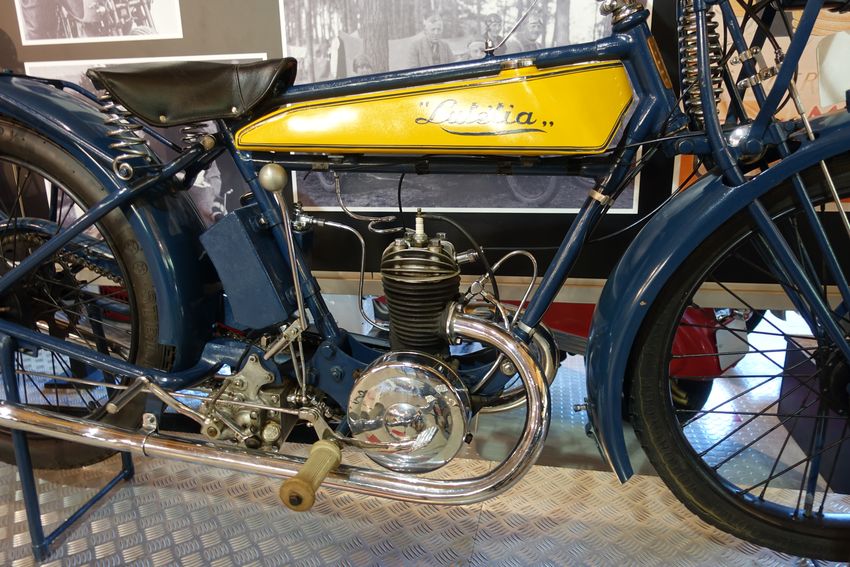  Lutetia 175 - 1924
175cc, Villiers Super Sport  single cylinder, 2-stroke, air coolling. 57 x 66mm. 
