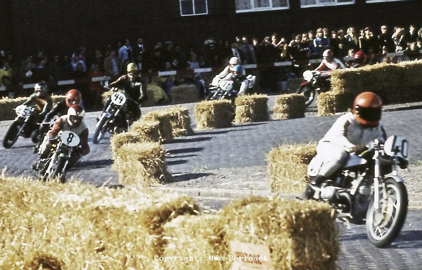 Bremerhaven 1974
Rennen 500ccm, 40 Horst Meintz, 8 Gerd Vogt, 25 Norbert Schüller, 44 Detlef Oer
