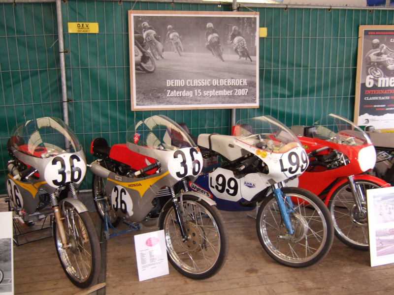Rennmaschinenausstellung im Zelt
