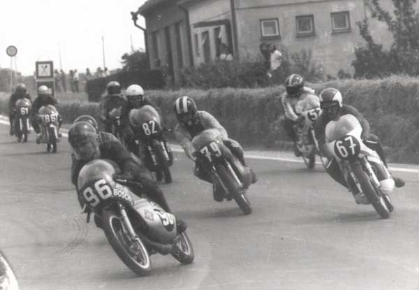 Brünn 1974
der Österreicher Rudi Weiß (96) mit seiner 125ccm Maico. Mit der 79 habe ich mich (Peter F.) auf dem Foto entdeckt. 
