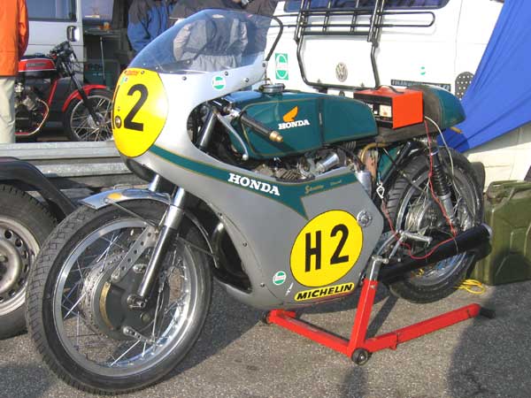 H2
Gerd Schneider, Honda CB72, 250ccm, BJ. 1964
