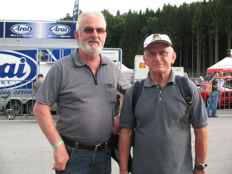 Bruno Holzer, Gespannweltmeister 1979 + Benedikt Heim (Beifahrer bei Georg Auerbacher)
Bene ist im Grizzly Gas Kiefer Team und arbeitet für Stefan Bradl
