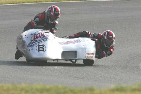 Ireson-Yamaha Gespann
Fahrer Henry Wirth, Beifahrer Enrico Wirth (Vater und Sohn).
Biketoberfest Oschersleben Oktober 2004 
