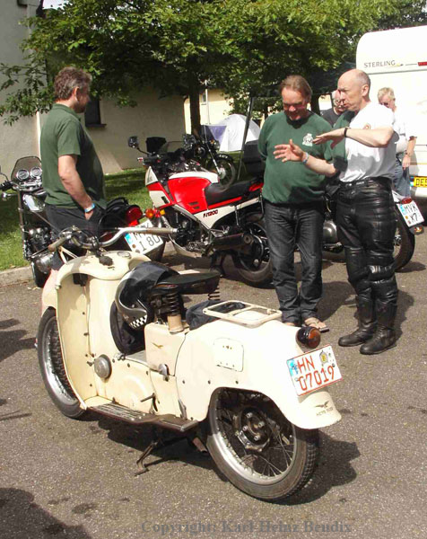 Ein italienisches Hähnchen hat sich zu den Brit-Bikern verirrt, das gebührend bestaunt wurde.
