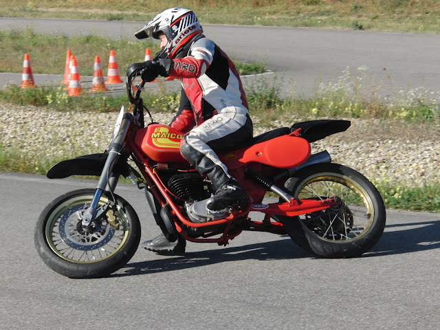 MAICO SMC 250
MAICO SMC 250 – mit Mebransteuerung und 40 P
– Umbau einer MC 250/T Baujahr 1981 zum Supermoto.
Alles ist ziemlich original bis auf die Gabel, Vorderrad und Bremse. Eigenkreation von Hansjörg Vollmer.


