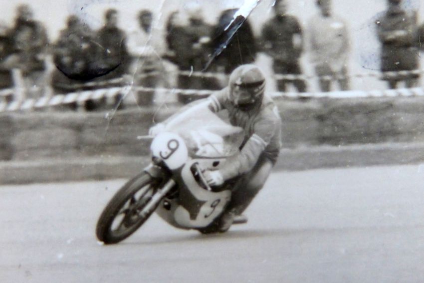 1977 B-Lizenz OMK Pokal
Klasse 350 cc Flugplatzrennen Mosbach, technischer Ausfall
