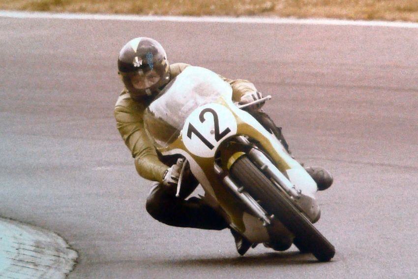 1977 B-Lizenz OMK Pokal
 Nürburgring Start/Zielschleife
 Klasse 350 cc Sturz beim Start, anderer Fahrer fährt auf
