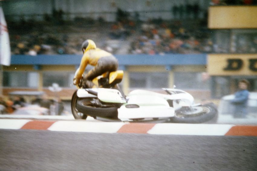 1980 I-Lizenz
Int. Mai Pokal Hockenheim
350 cc vom Motorrad gesprungen, Sachskurve 
