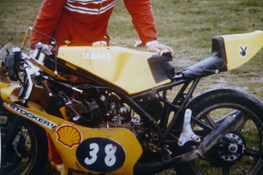 1980 I-Lizenz
Int. Mai Pokal Hockenheim
350 cc vom Motorrad gesprungen, Sachskurve 
