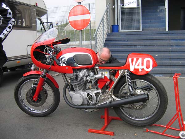 V40
Hans Egon Welter, Honda CB450

