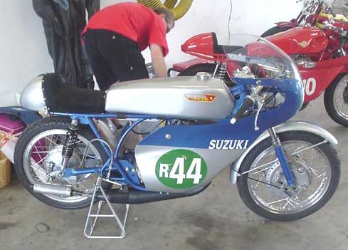 R44 - Suzuki TR 250 Replika
die Suzuki TR 250 Replika von Günter Marshall aus Salzgitter (Foto: Gerd Gerdes)
