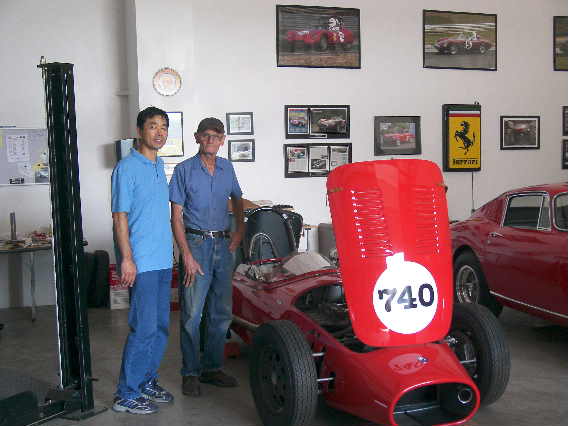Masato Kumano zu Besuch bei Mechanikerlegende Nobby Clark an dessen Arbeitsplatz in USA.
1988 und 1989 waren Masato Kumano/Markus Fahrni Deutscher Meister in der Seitenwagenklasse auf einem LCR-Honda Gespann.

