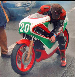 Michel du Maine mit seiner 250RTM (RTM = Ringhini Torrani Motori)
